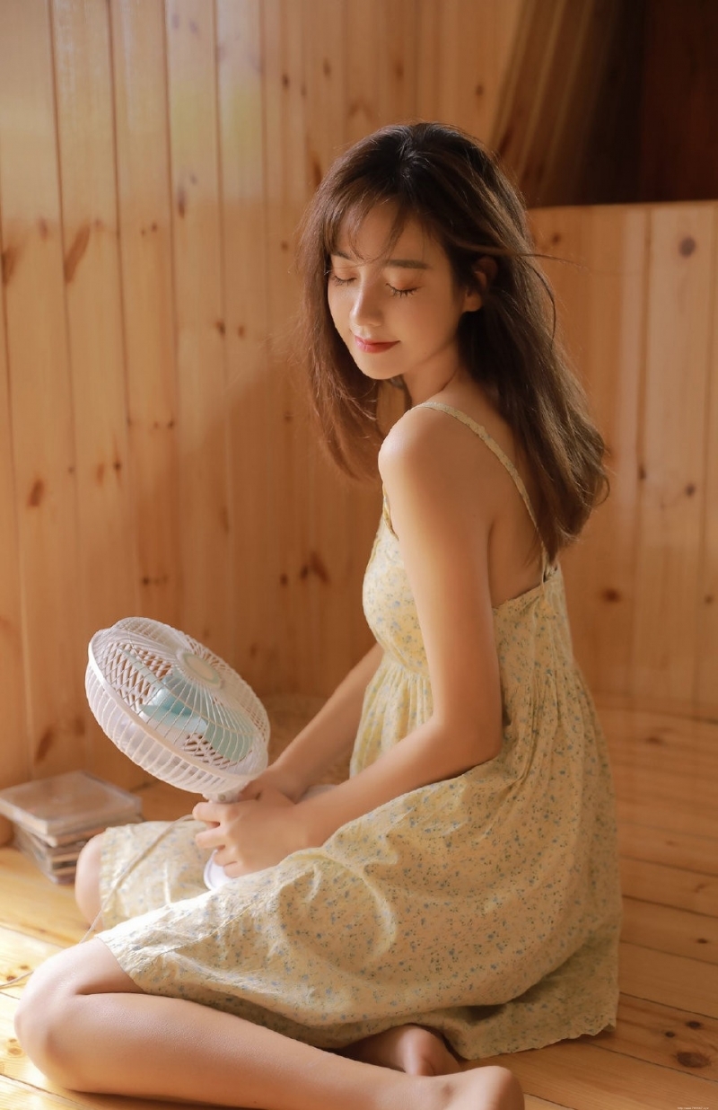 干净小姐姐吊带香肩撩人私房照