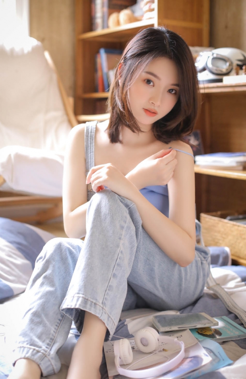 小姐姐长得亭亭玉立清纯写真照片