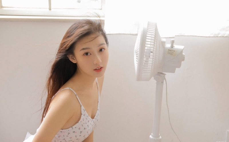 漂亮美眉连体吊带性感私房照