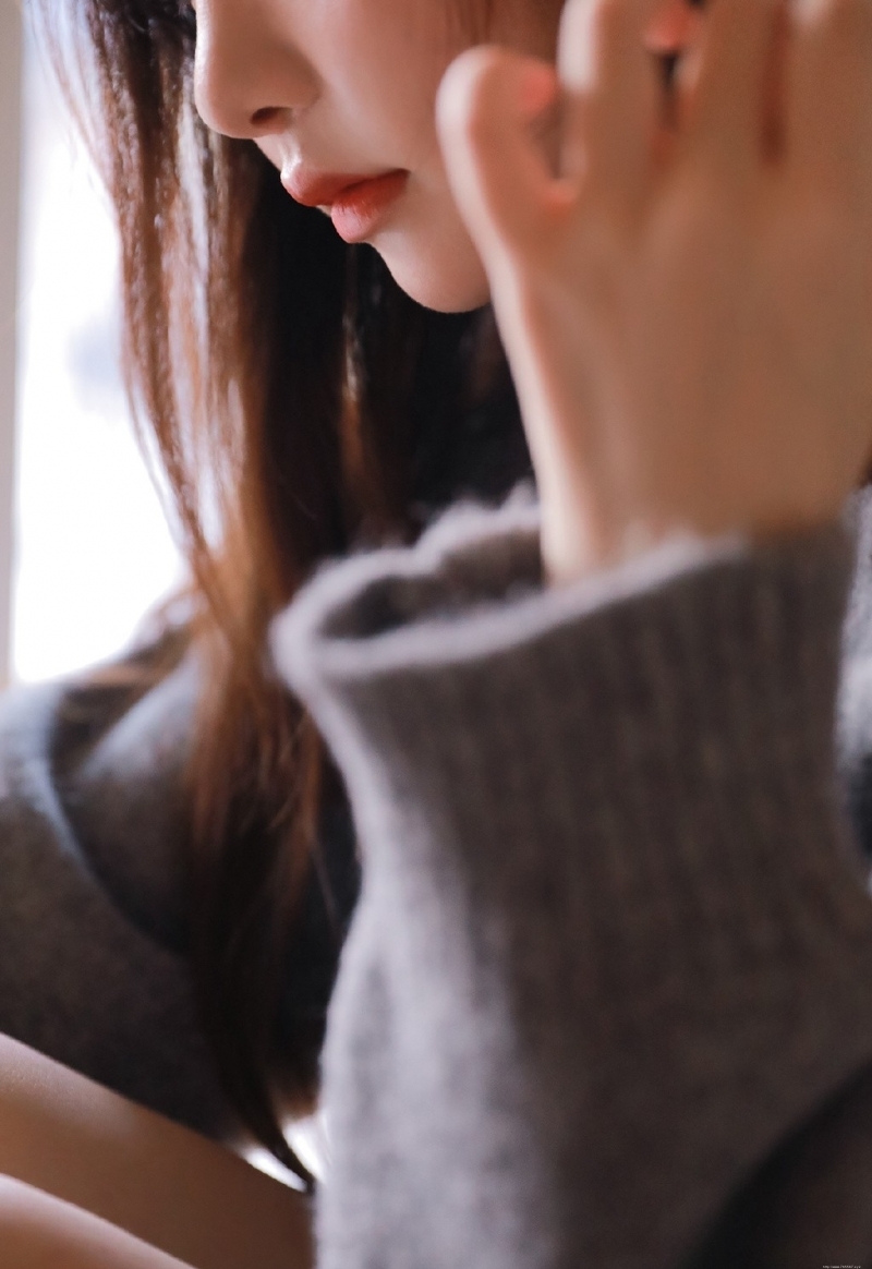 鹅蛋脸俏佳人锁骨精致性感写真