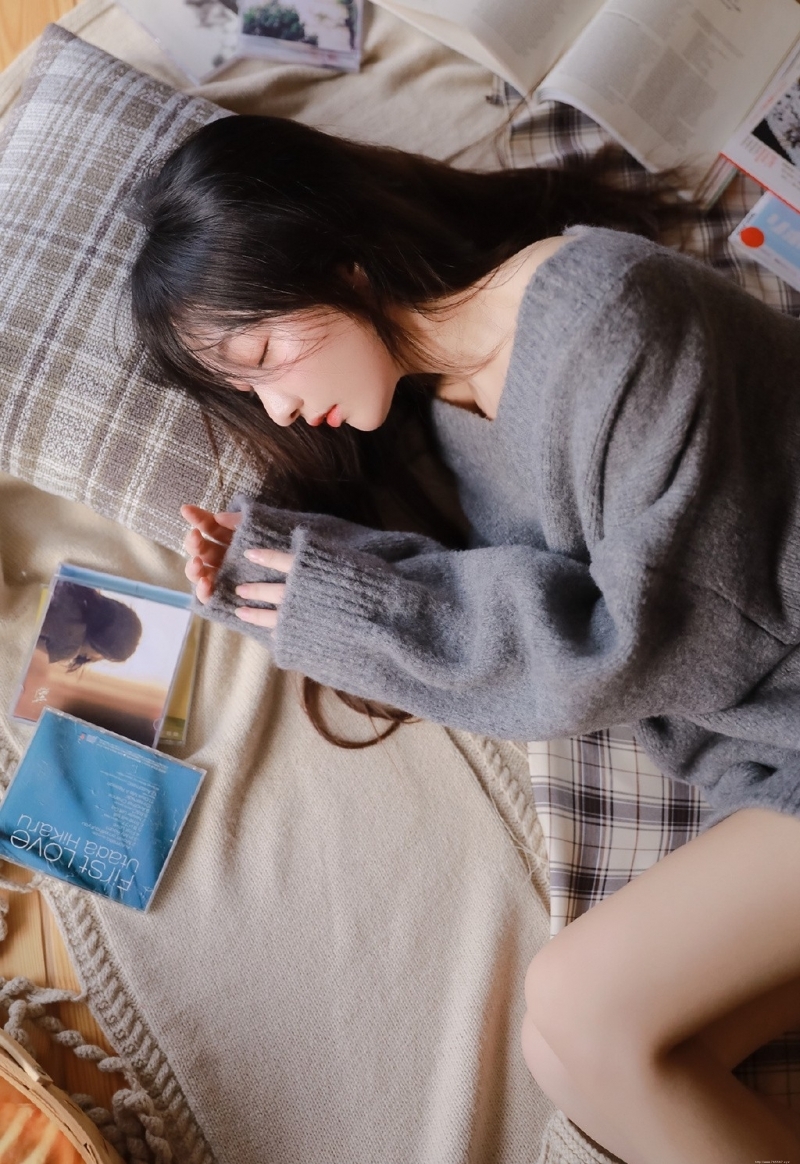 鹅蛋脸俏佳人锁骨精致性感写真