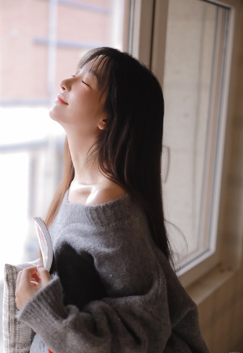 鹅蛋脸俏佳人锁骨精致性感写真