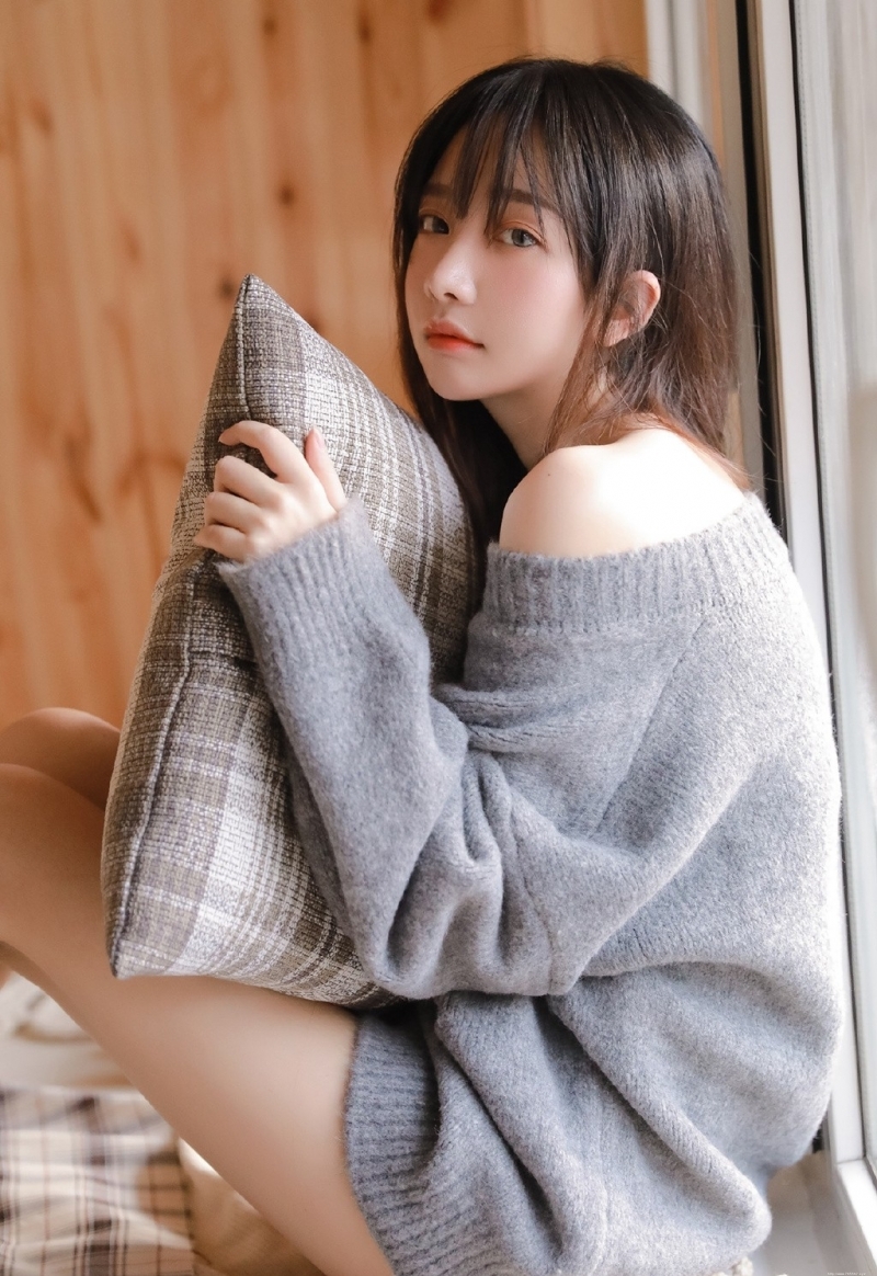 鹅蛋脸俏佳人锁骨精致性感写真