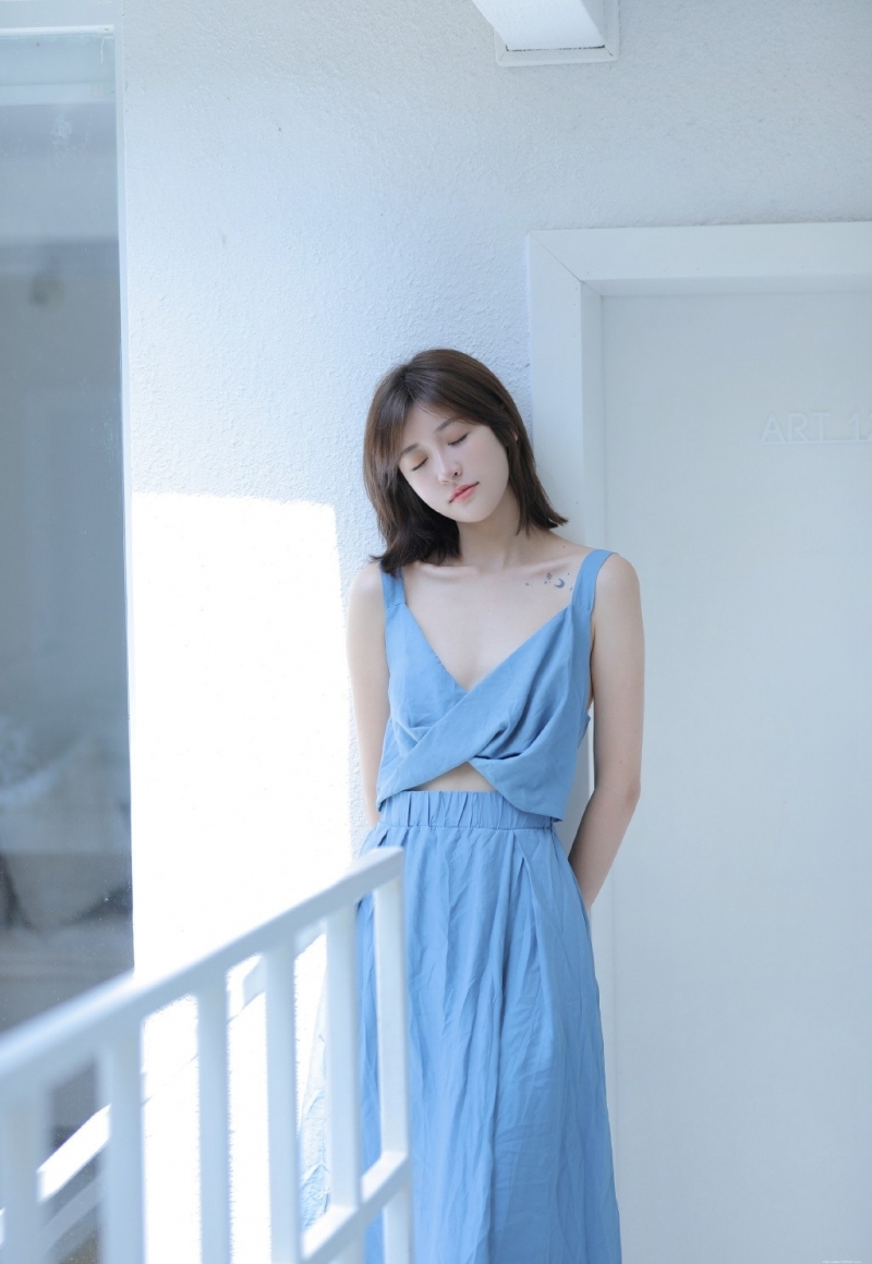 气质佳人低胸长裙清纯唯美图片