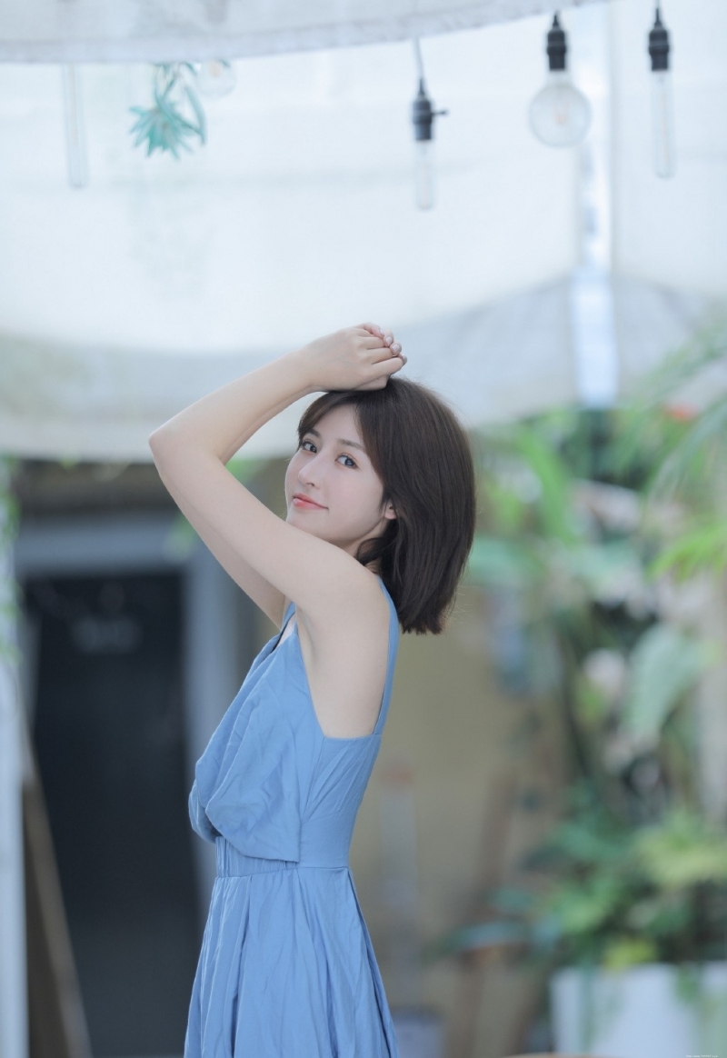 气质佳人低胸长裙清纯唯美图片