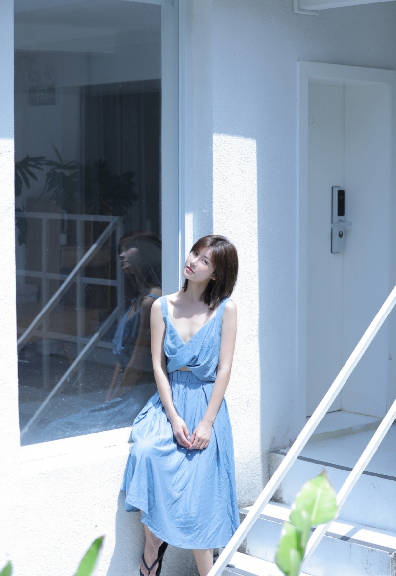 气质佳人低胸长裙清纯唯美图片