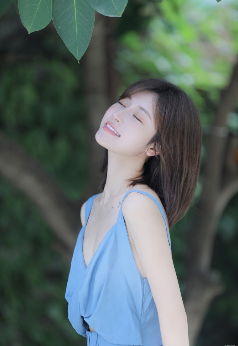 气质佳人低胸长裙清纯唯美图片