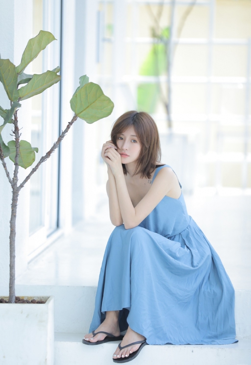 气质佳人低胸长裙清纯唯美图片