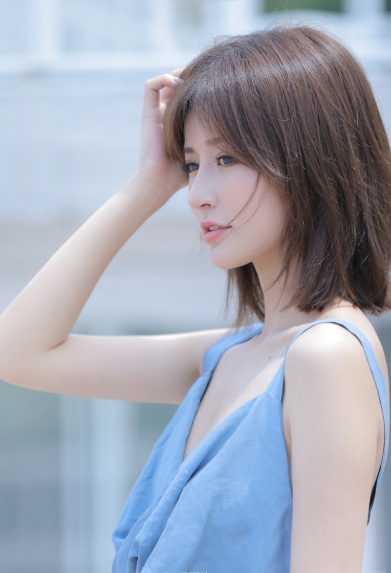 气质佳人低胸长裙清纯唯美图片