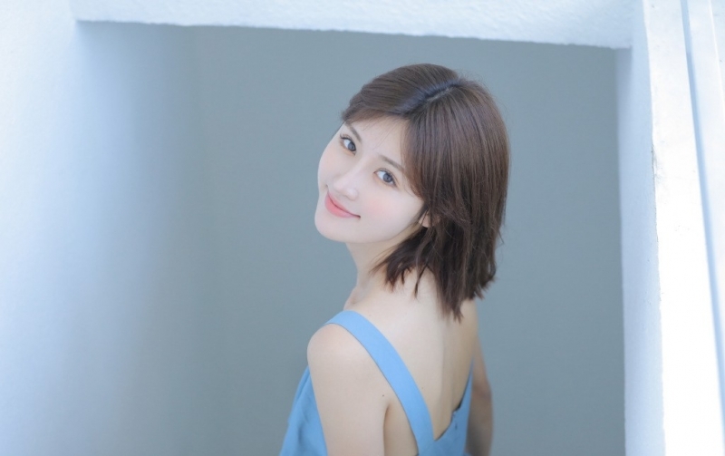 气质佳人低胸长裙清纯唯美图片