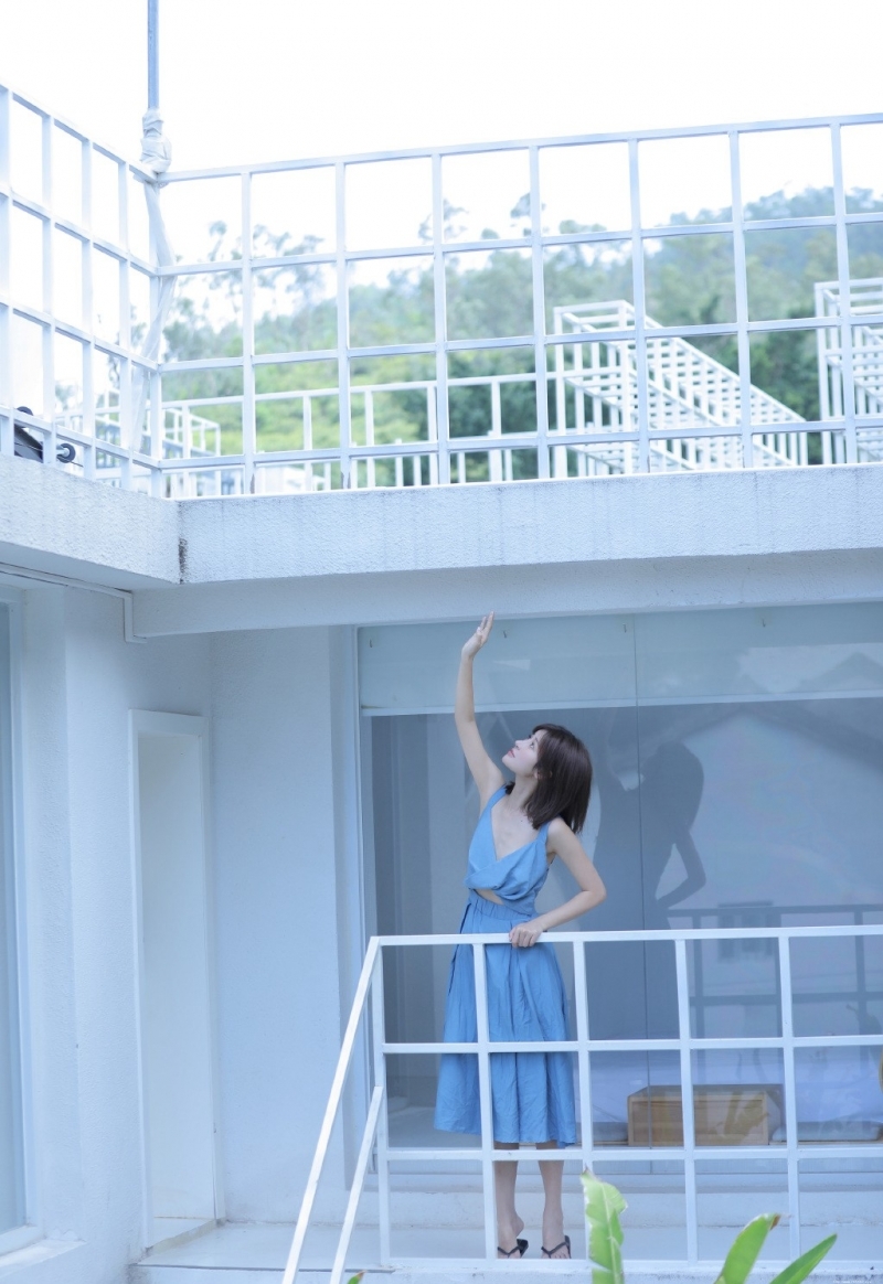 气质佳人低胸长裙清纯唯美图片