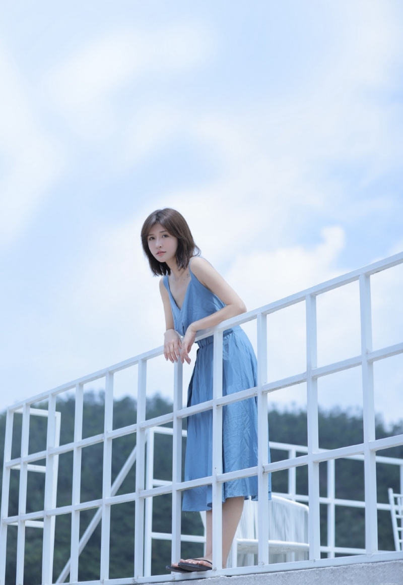 气质佳人低胸长裙清纯唯美图片