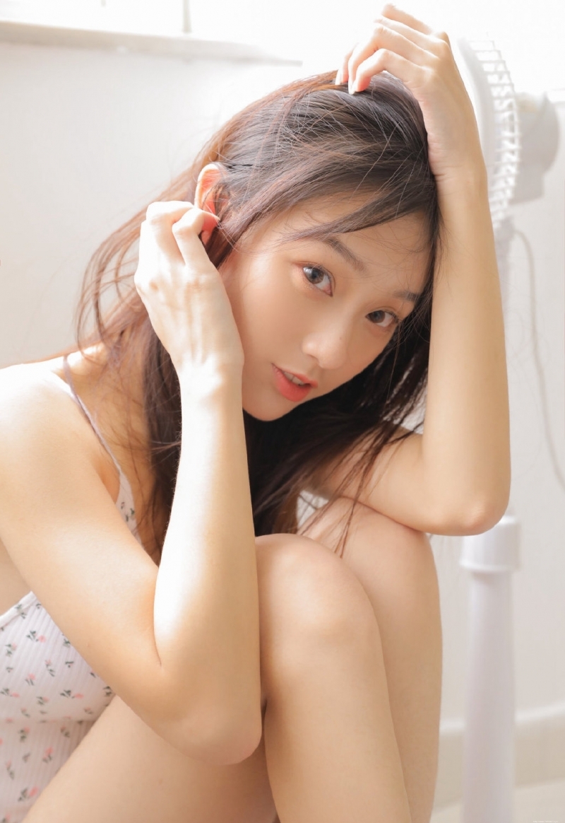 漂亮美眉连体吊带性感私房照