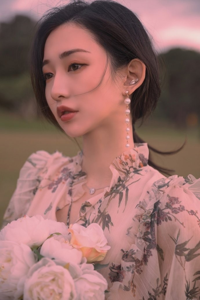 2020复古风优雅美女飘逸碎花裙私拍