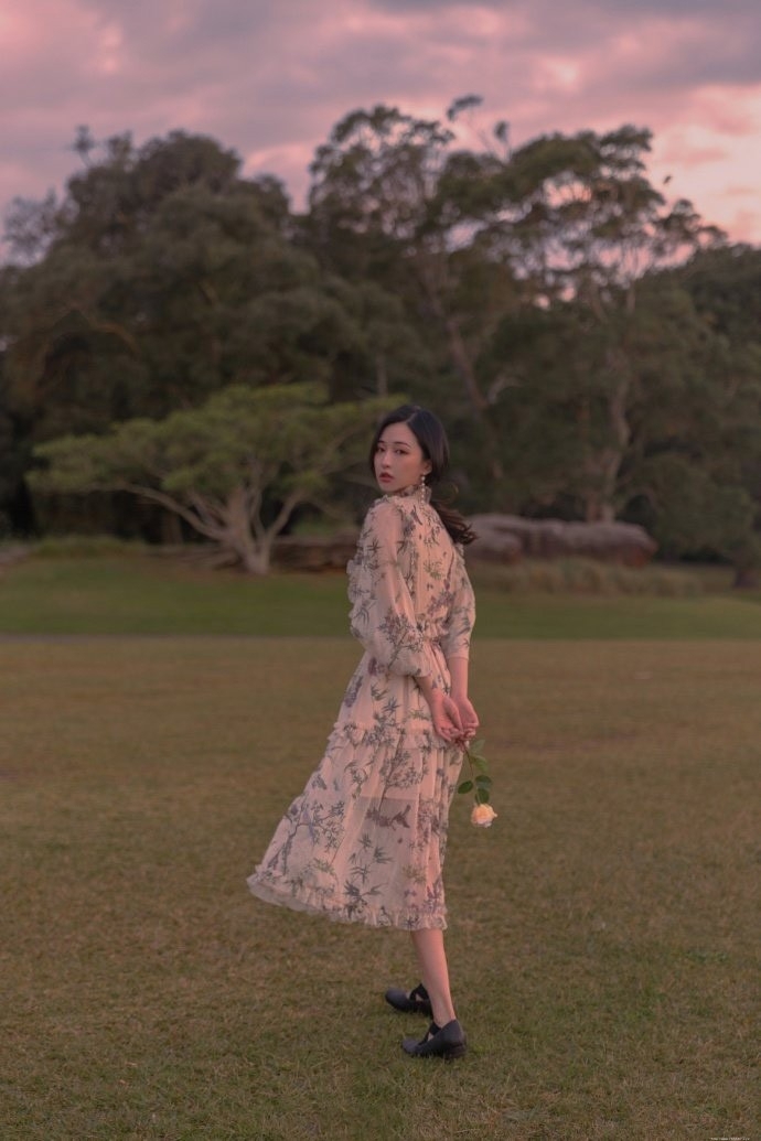 2020复古风优雅美女飘逸碎花裙私拍