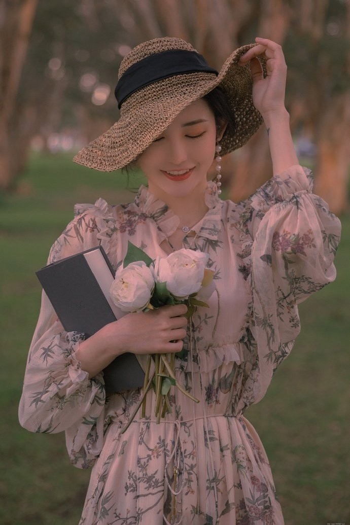 2020复古风优雅美女飘逸碎花裙私拍