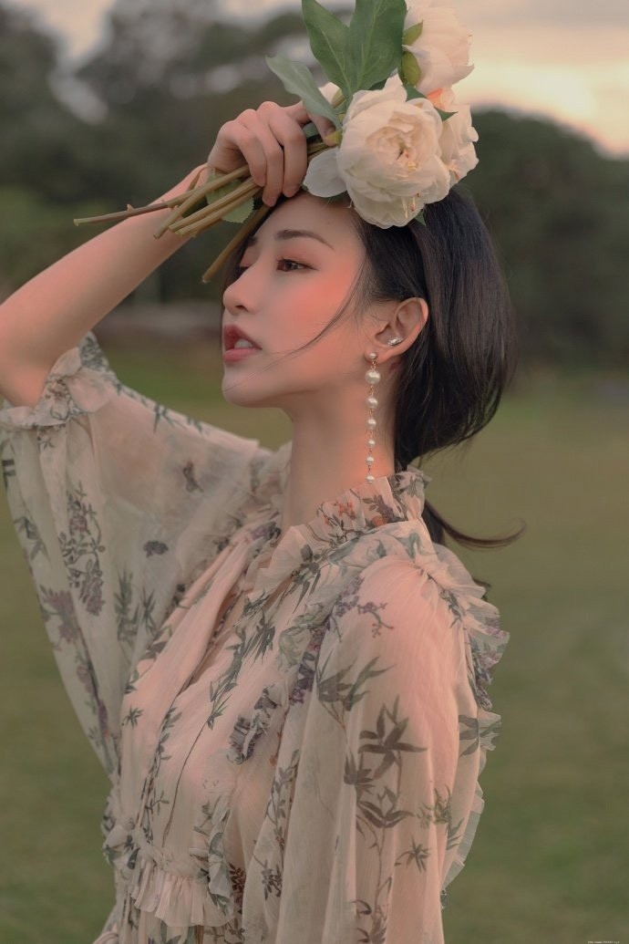 2020复古风优雅美女飘逸碎花裙私拍