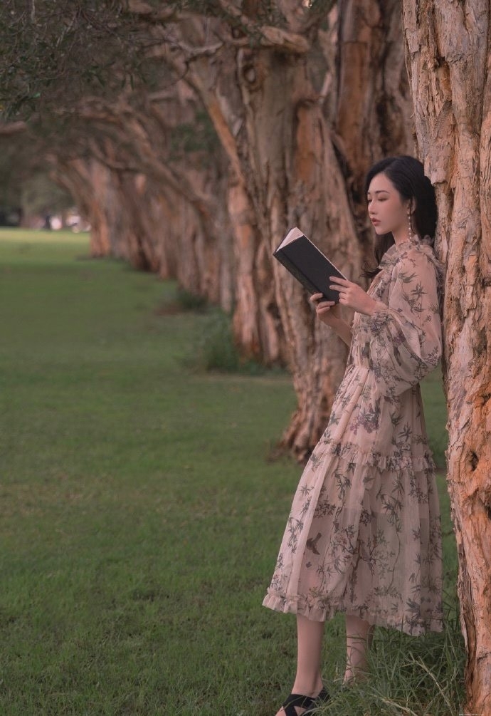 2020复古风优雅美女飘逸碎花裙私拍