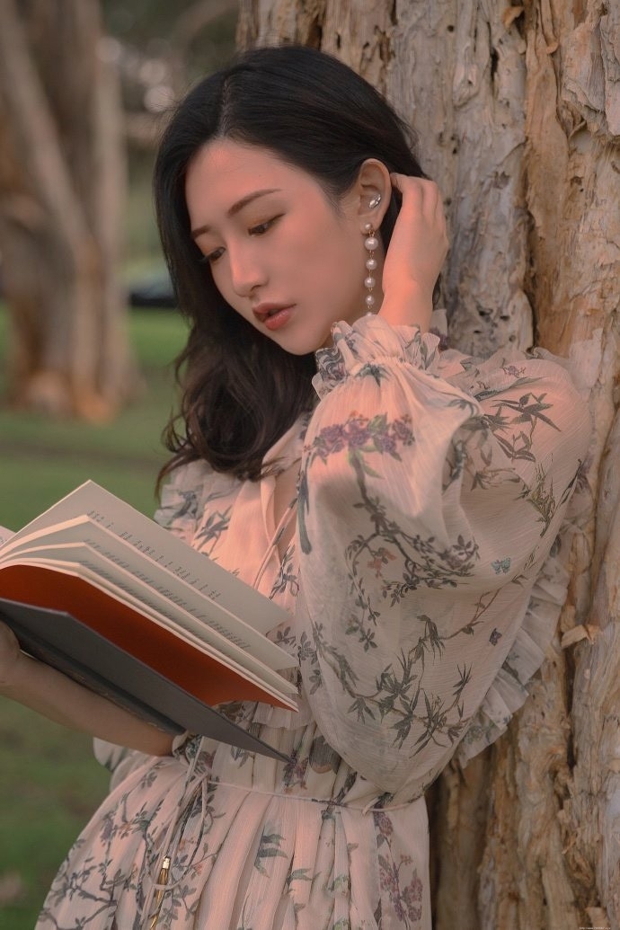 2020复古风优雅美女飘逸碎花裙私拍
