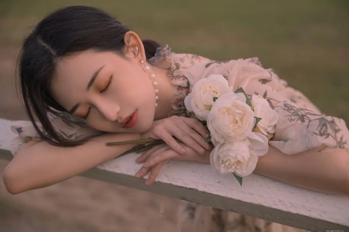 2020复古风优雅美女飘逸碎花裙私拍