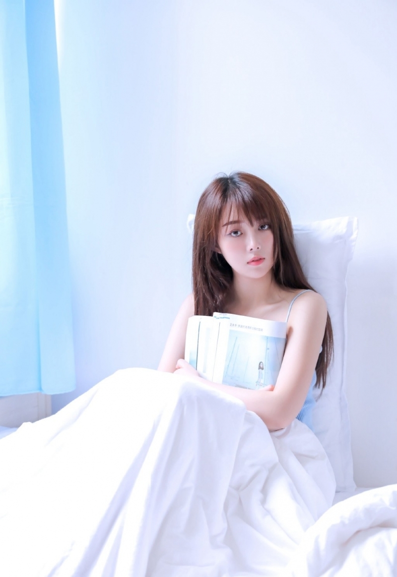 2020倾城尤物香肩细嫩光滑妹子图