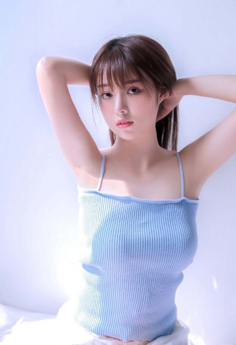 2020倾城尤物香肩细嫩光滑妹子图