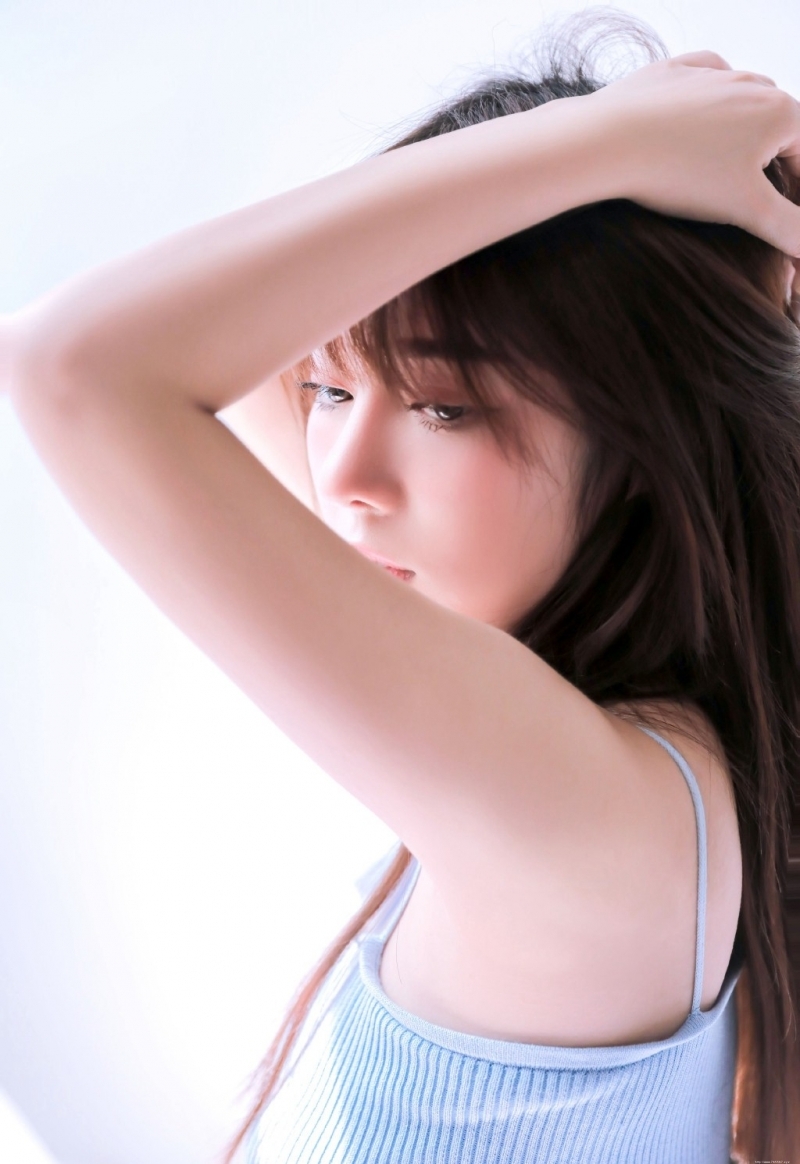 2020倾城尤物香肩细嫩光滑妹子图