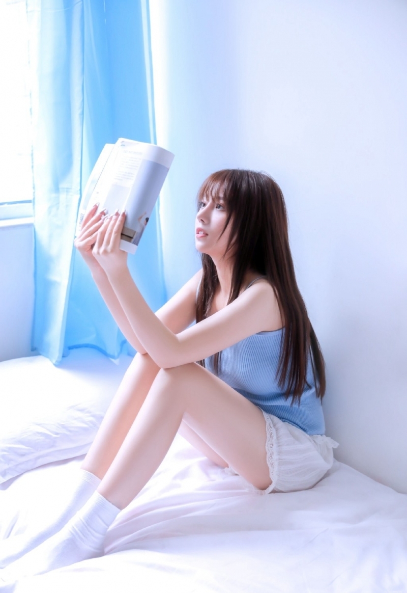 2020倾城尤物香肩细嫩光滑妹子图