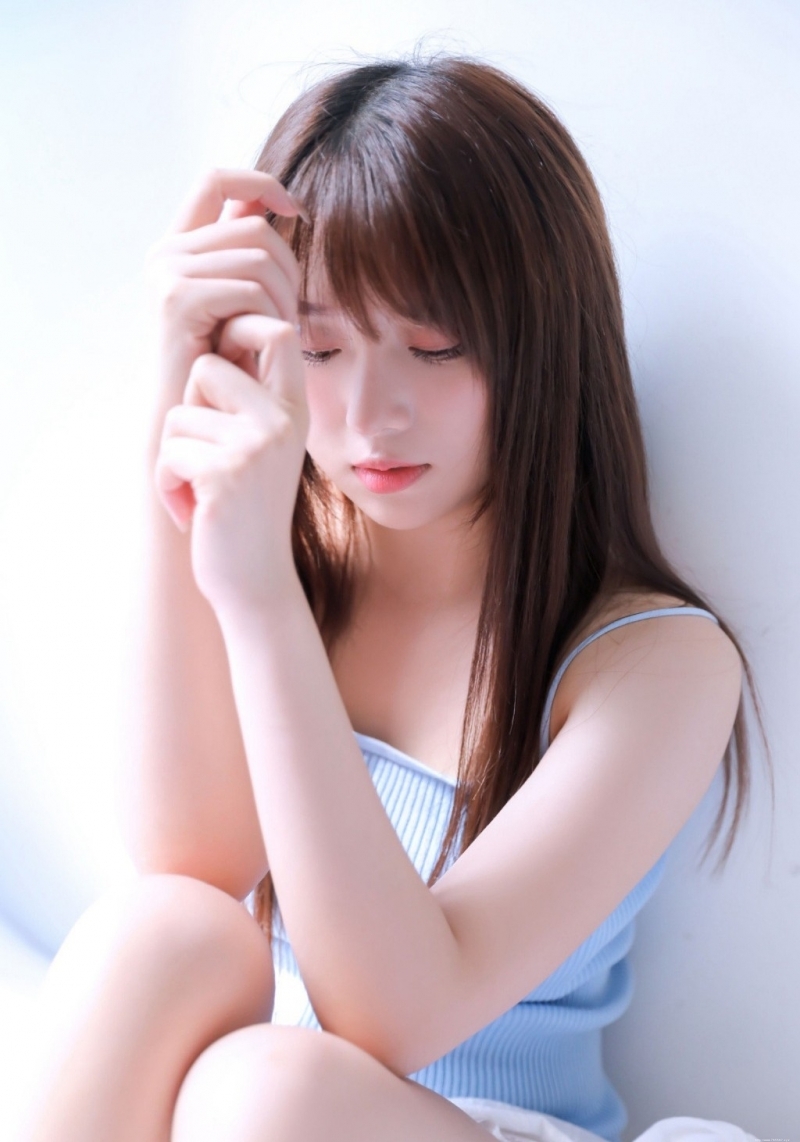 2020倾城尤物香肩细嫩光滑妹子图