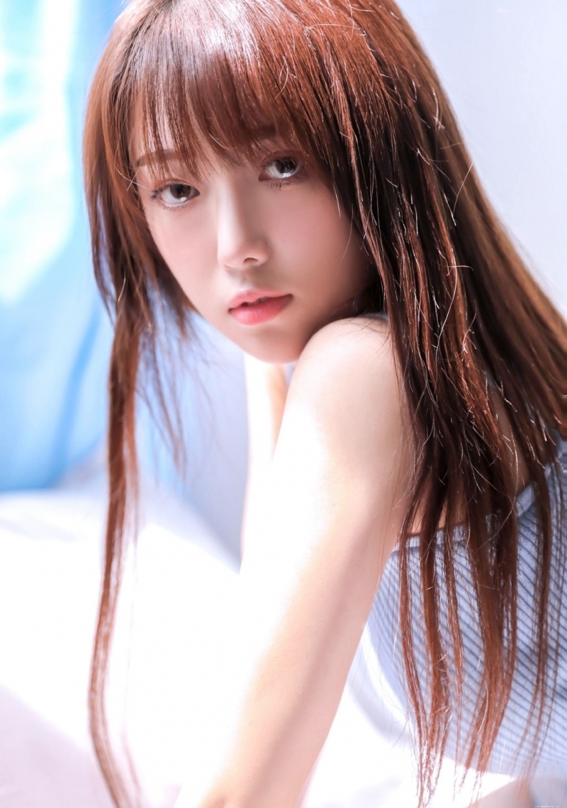 2020倾城尤物香肩细嫩光滑妹子图