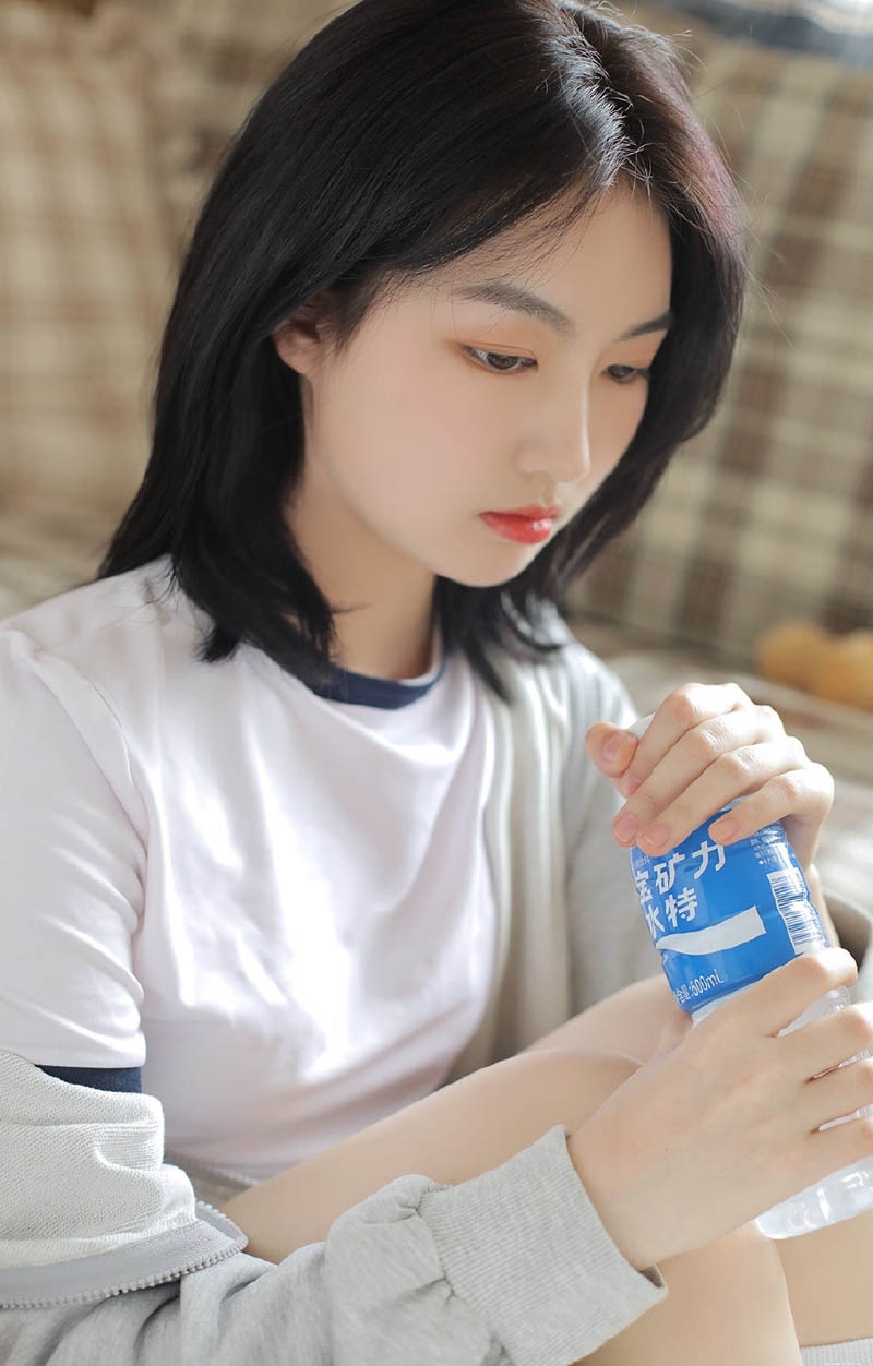 极品非主流清纯小妹唇红齿白惹火艺术写真