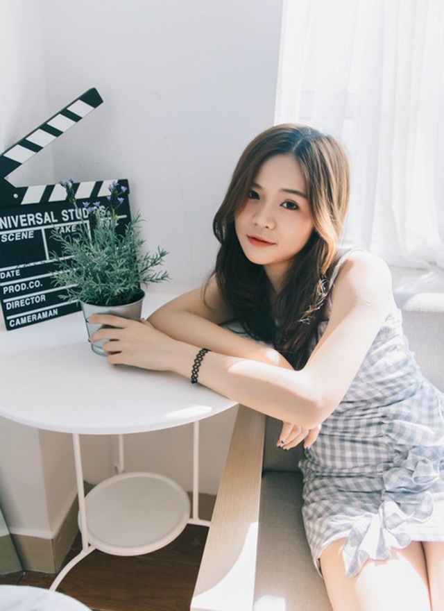 00后漂亮美眉明眸皓齿清纯写真