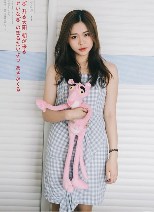 00后漂亮美眉明眸皓齿清纯写真