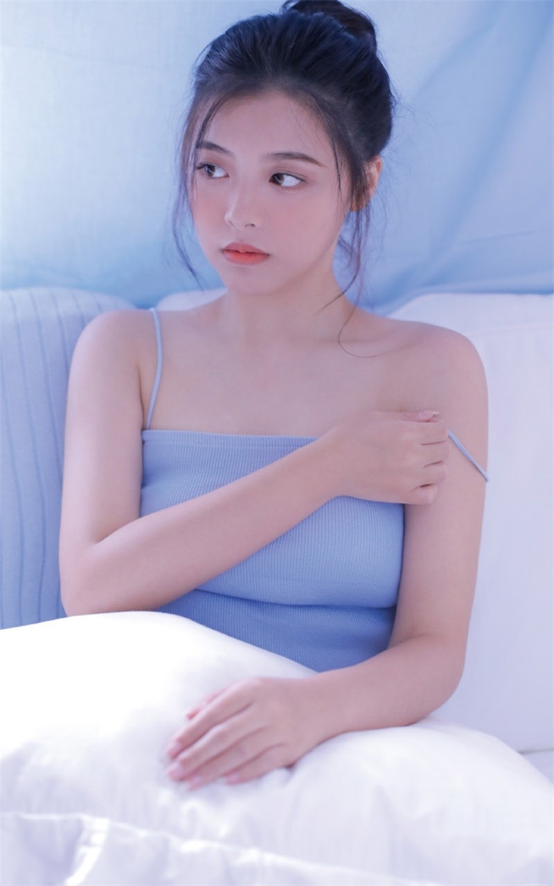 丰胸小美女大眼澄澈清新可爱图片