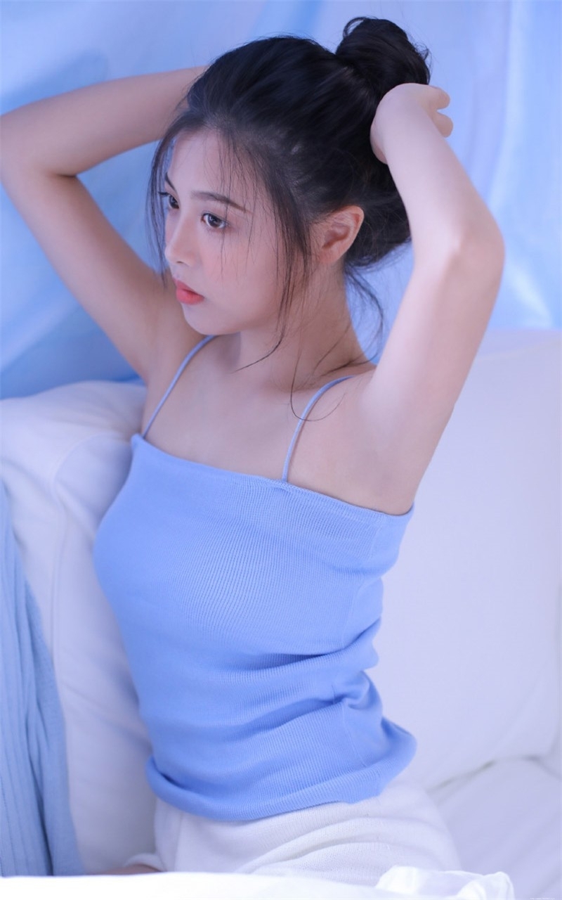 丰胸小美女大眼澄澈清新可爱图片