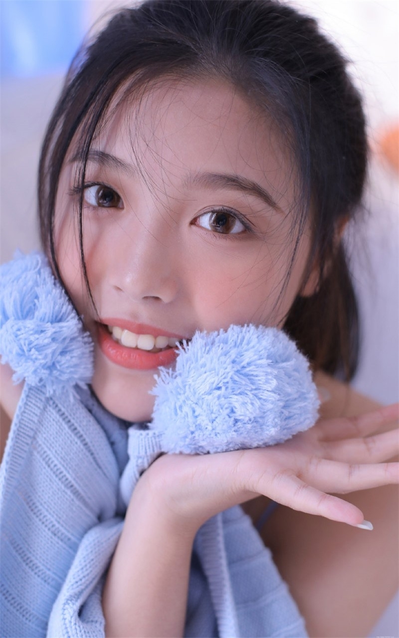 丰胸小美女大眼澄澈清新可爱图片