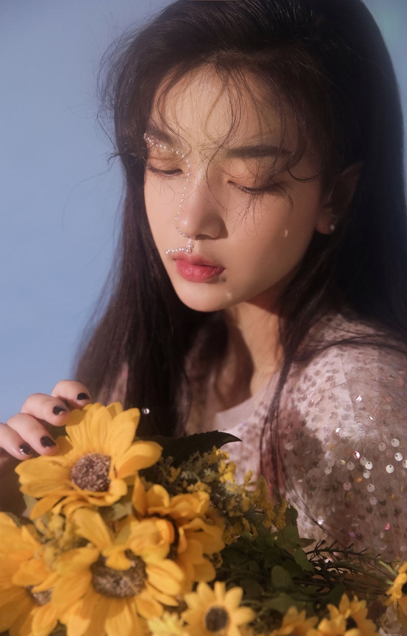 温婉气质美人媚眼红唇写真摄影