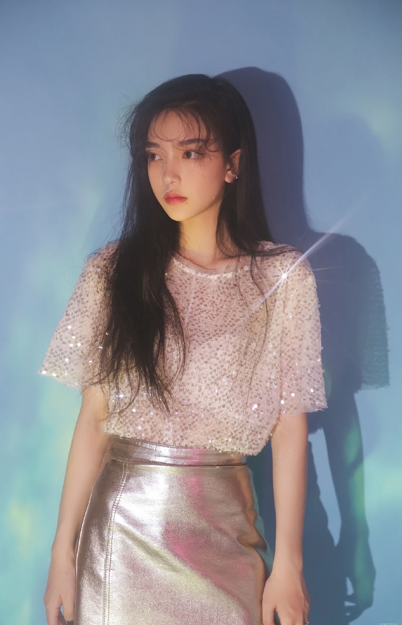 温婉气质美人媚眼红唇写真摄影