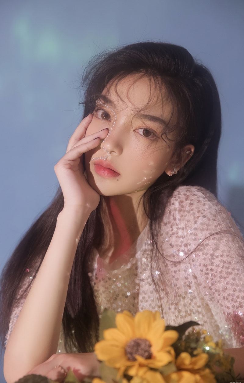 温婉气质美人媚眼红唇写真摄影