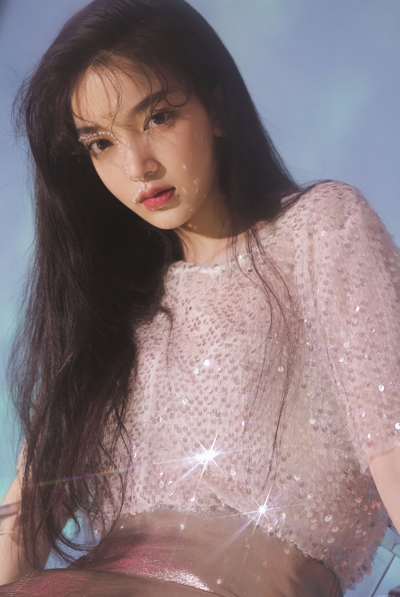 温婉气质美人媚眼红唇写真摄影