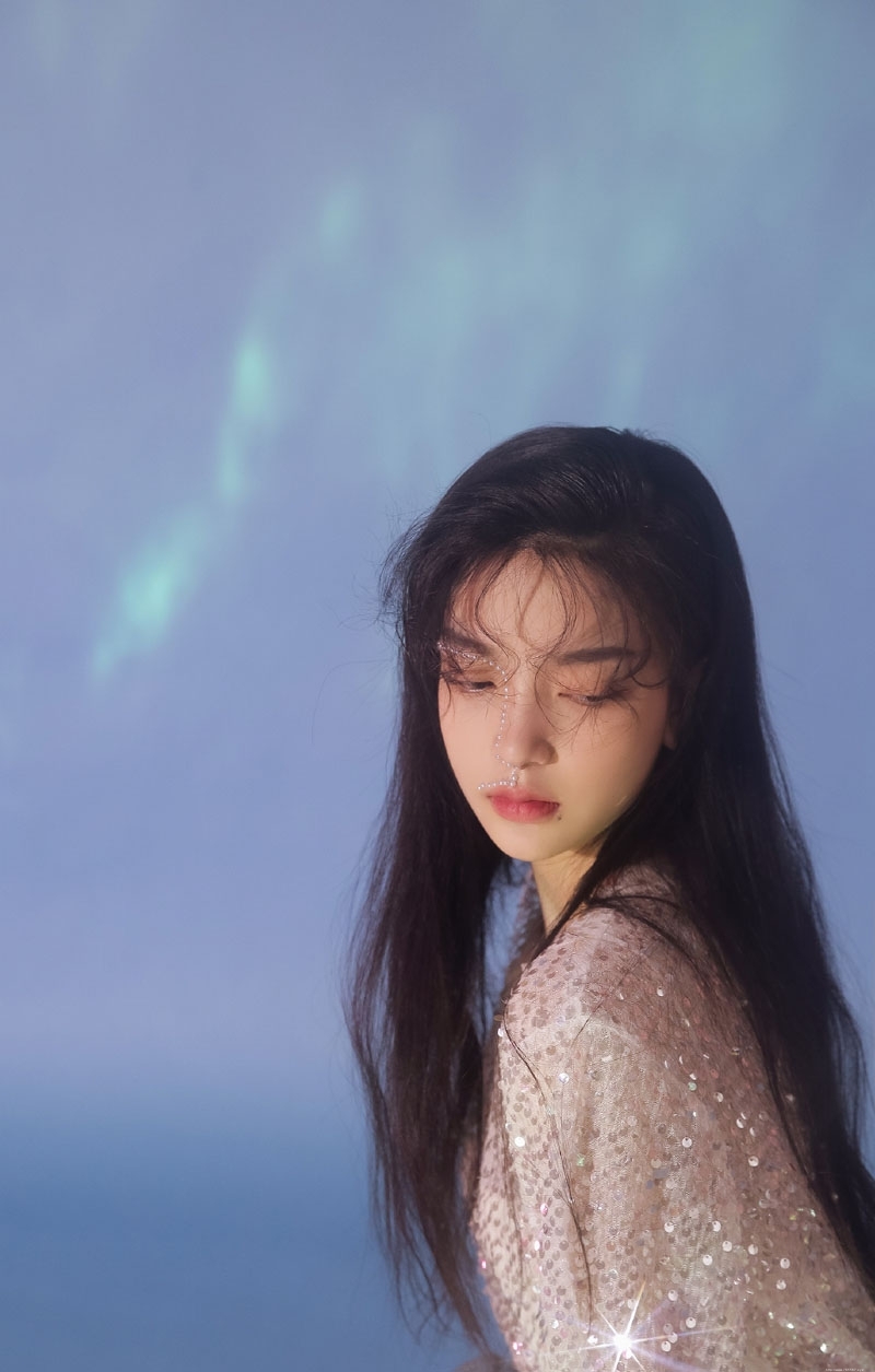 温婉气质美人媚眼红唇写真摄影