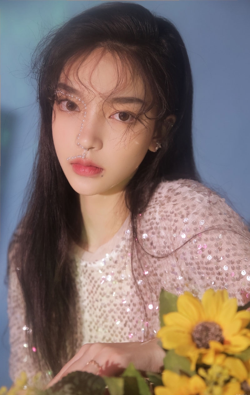 温婉气质美人媚眼红唇写真摄影