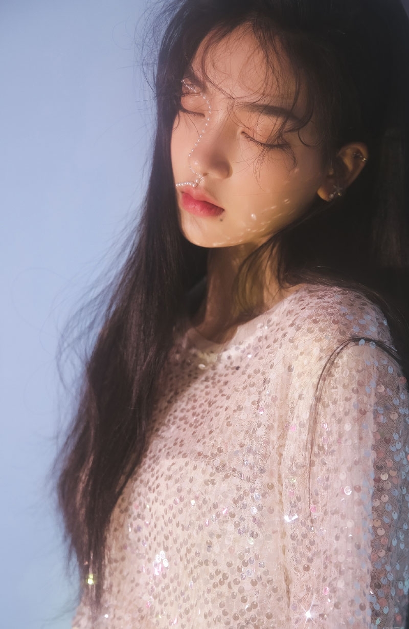 温婉气质美人媚眼红唇写真摄影