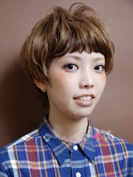 短发女生眉目清秀美女写真