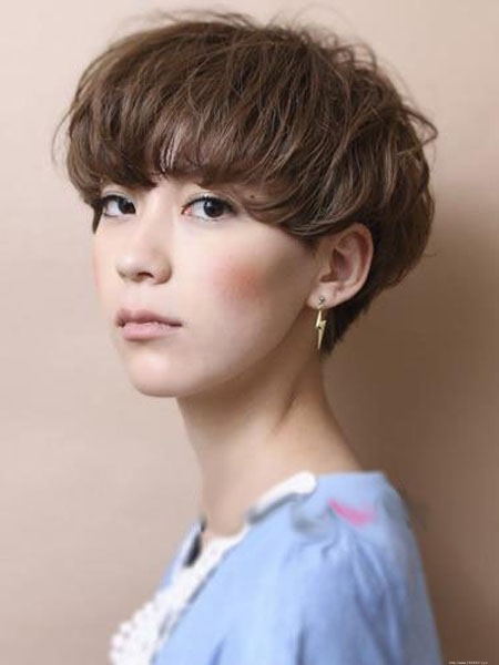 短发女生眉目清秀美女写真