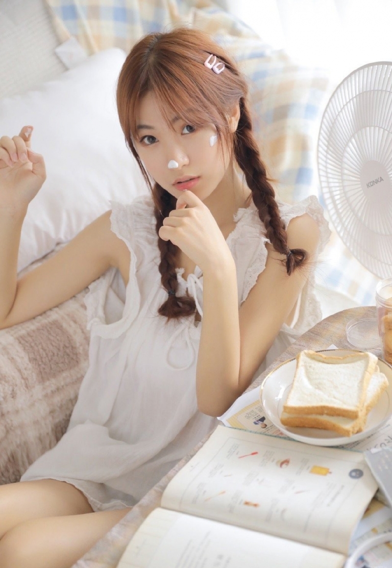 麻花辫少女古灵精怪俏皮女生照片