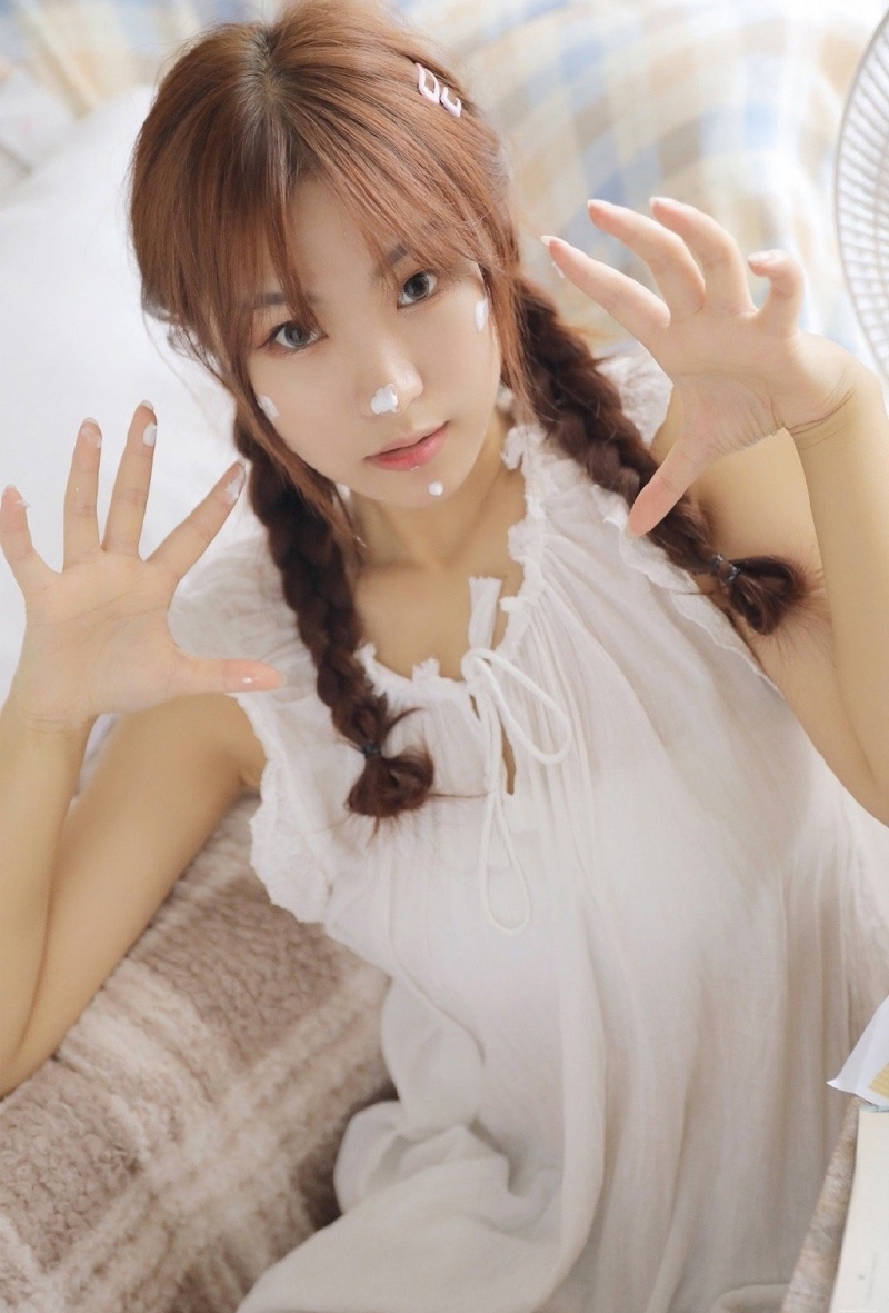 麻花辫少女古灵精怪俏皮女生照片