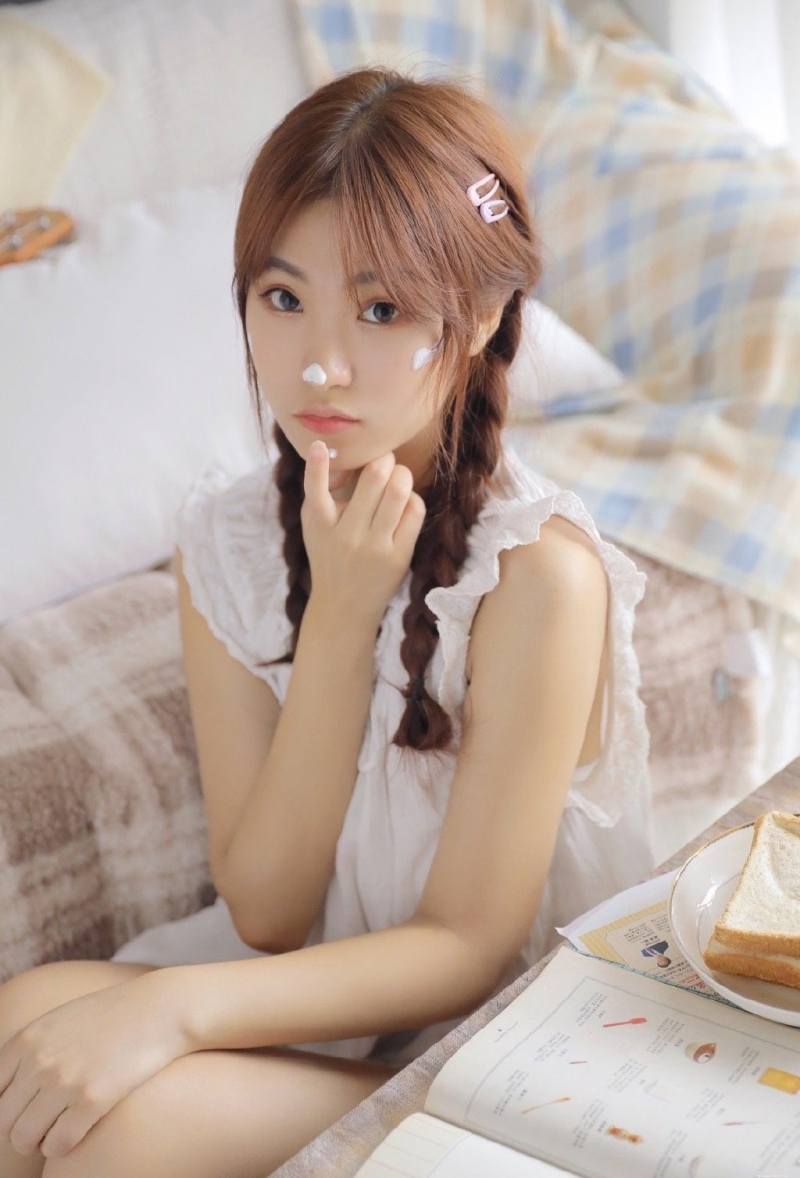 麻花辫少女古灵精怪俏皮女生照片