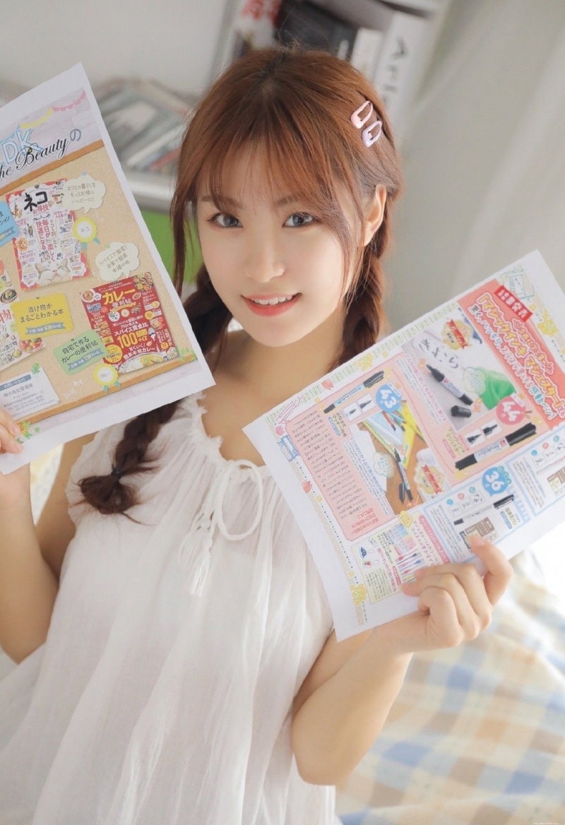 麻花辫少女古灵精怪俏皮女生照片