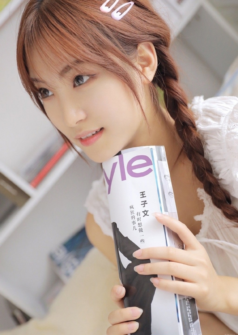 麻花辫少女古灵精怪俏皮女生照片